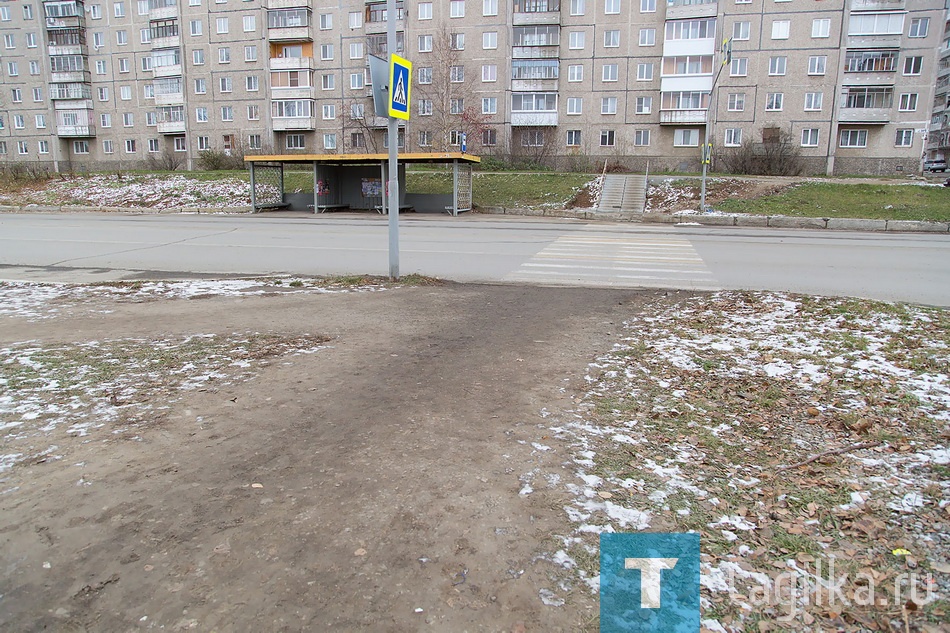 Спуск к пешеходному переходу. Ул. Зари, 107