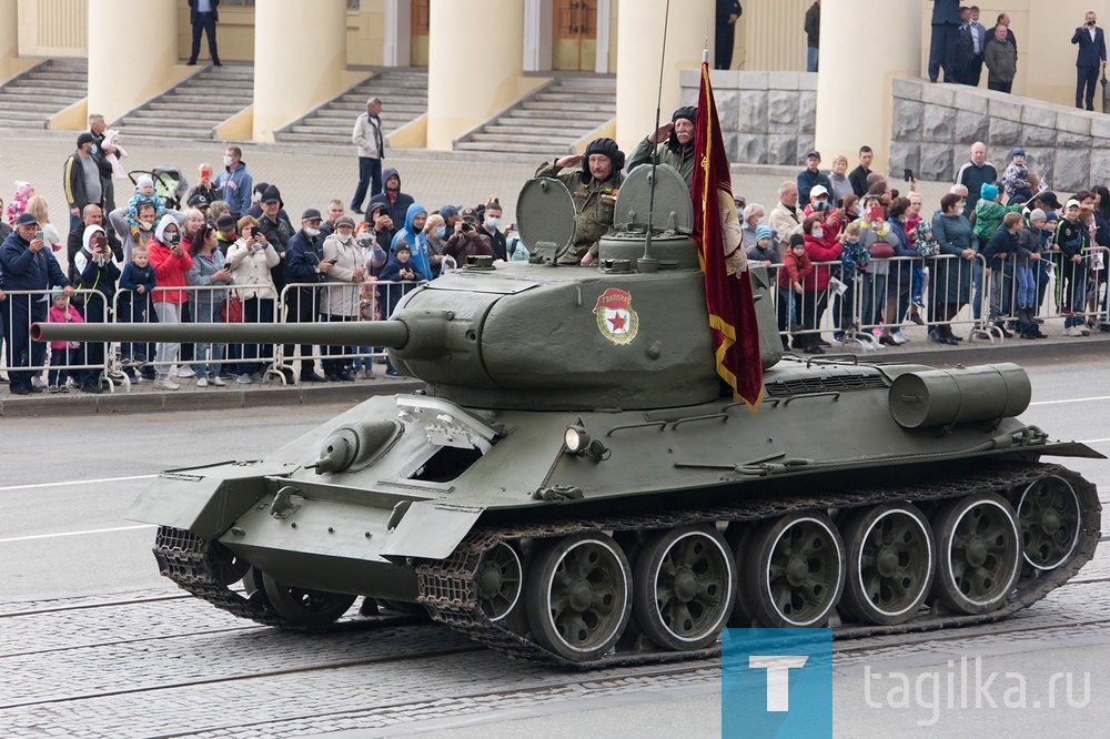 Шествием военной техники отметили тагильчане 100-летие отечественного танкпрома и 75-годовщину Победы в Великой Отечественной войне