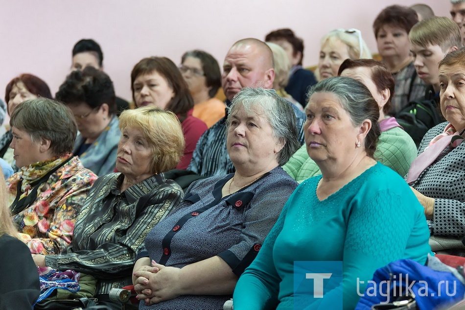 
Вчера было решено не закрывать конференцию, а провести 27 июня ее второй этап. Тогда и будут окончательно определены 
списки выдвиженцев от тагильских единороссов  на выборы депутатов нижнетагильской Думы.

10 июня отчетно-выборная конференция "ЕР" пройдет на региональном уровне: в ней, кроме делегатов по статусу, то есть
лидеров местного отделения  и членов тагильской парт ячейки, входящих в состав областного политсовета ЕР, примут 
участие 13 человек. Среди них Виктория Гусева, Александр Егорычев, Татьяна Несолинихина, Татьяна Семиколенных, Илья Шитов.