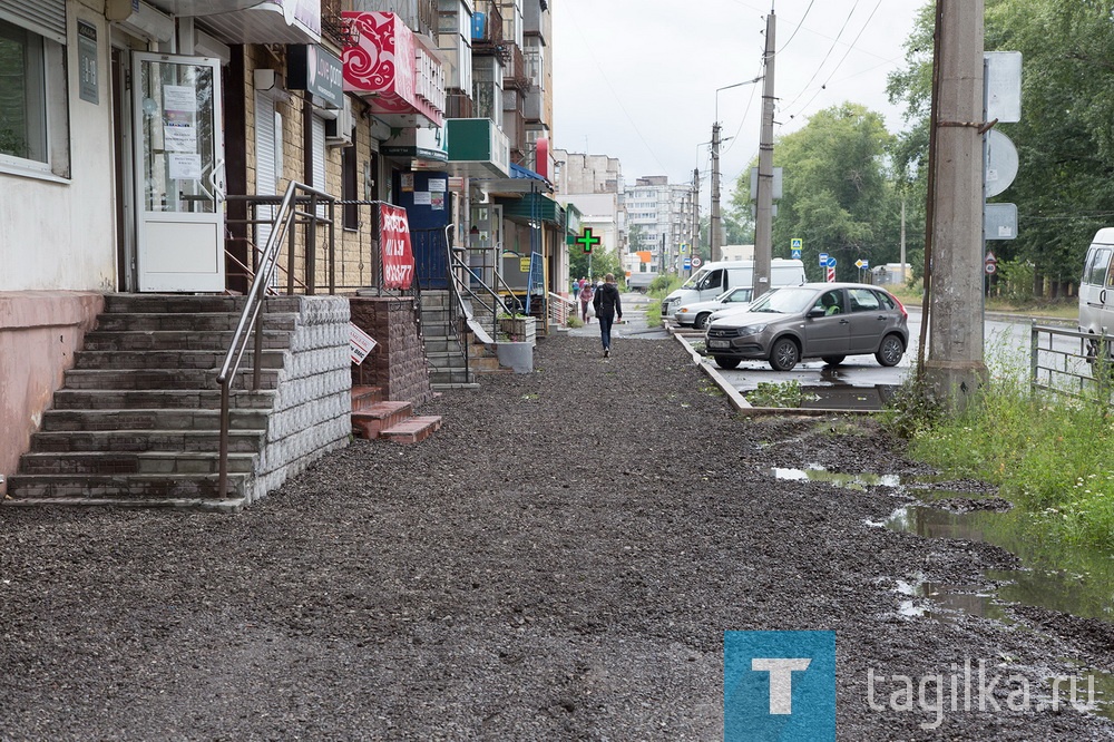 В Нижнем Тагиле на улице Металлургов поднимают уровень тротуара, который после дождей превращался в огромную лужу