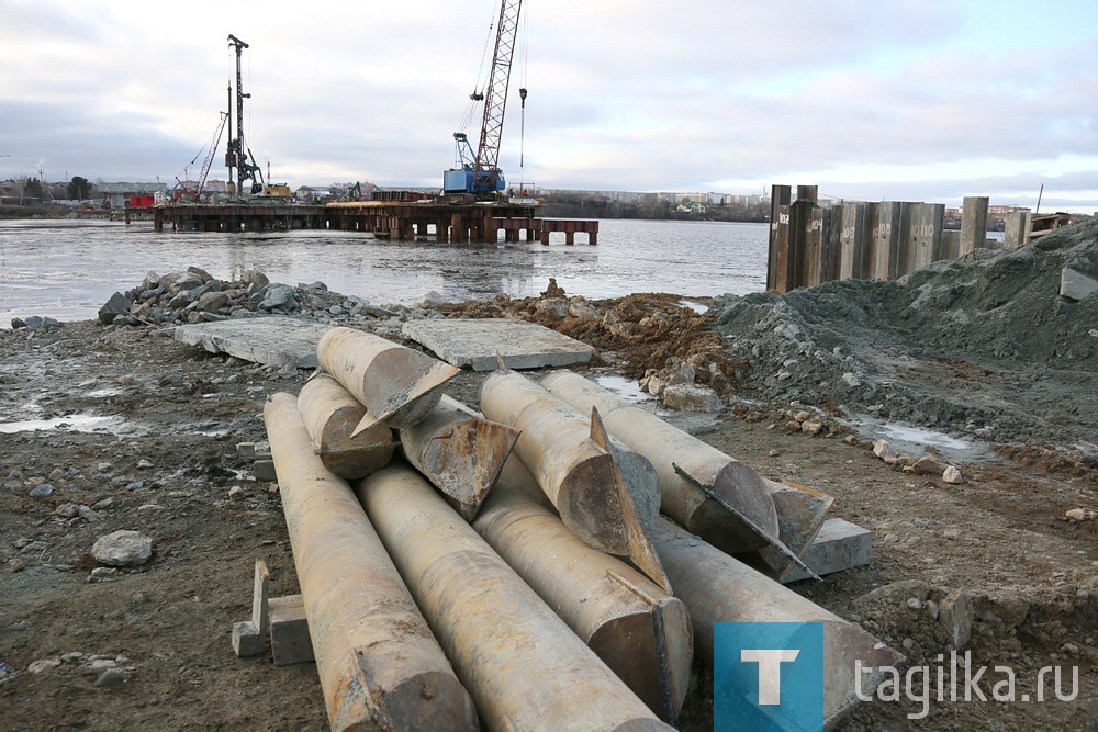 Строительство моста через Тагильский пруд по-прежнему идет в круглосуточном режиме