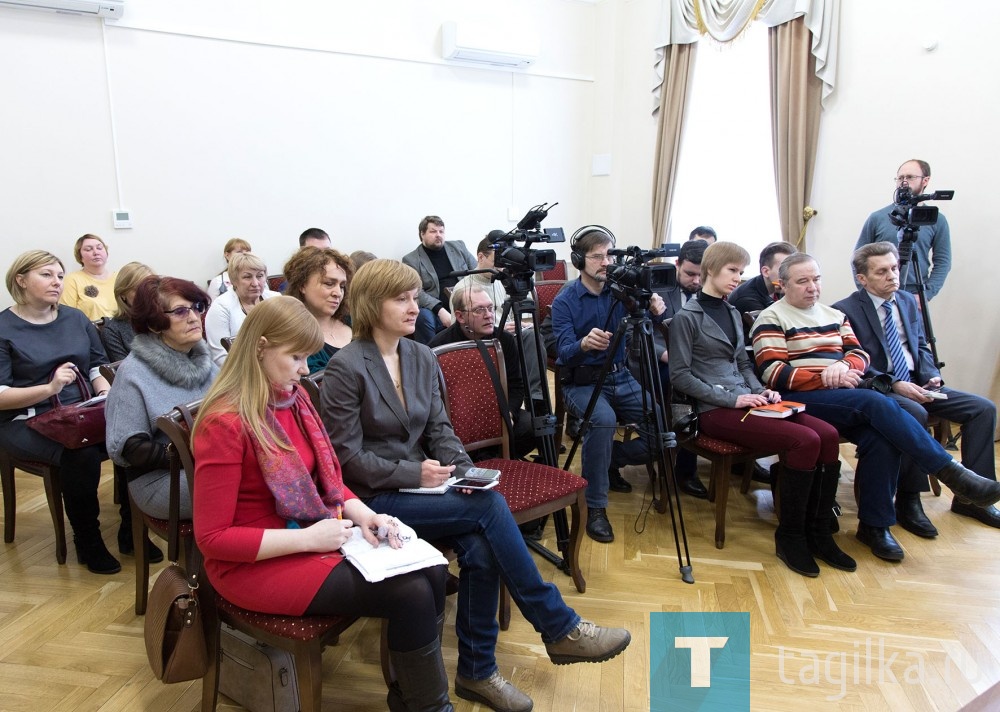 Сегодня мэр Сергей Носов провел пресс-конференцию, на которой ответил на самые актуальные вопросы о текущей жизни города и планах на будущее.

В первую очередь журналистов интересовали итоги голосования по благоустройству общественных территорий, когда начнется строительство моста через Тагильский пруд и будет подписана концессия по воде, какие объекты культуры приведут в порядок в ближайшее время. 

Подробные ответы Сергея Константиновича читайте в ближайшем номере газеты «ТР», краткий отчет по всем затронутым темам – на сайте «ТР».
