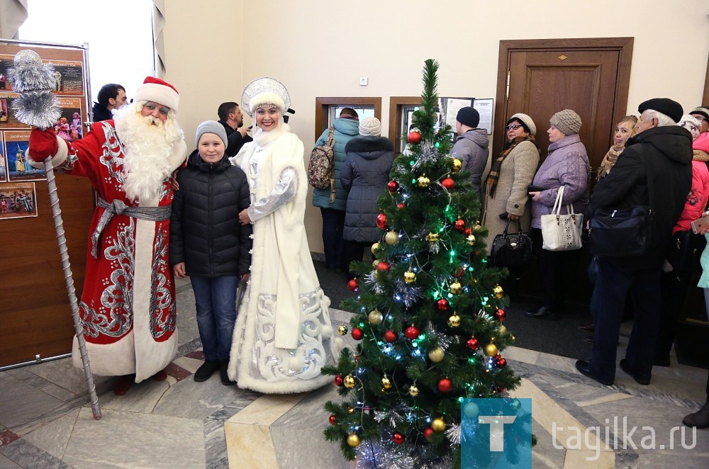 Налетай , торопись, покупай... билеты на елку в драматический театр для своих детей