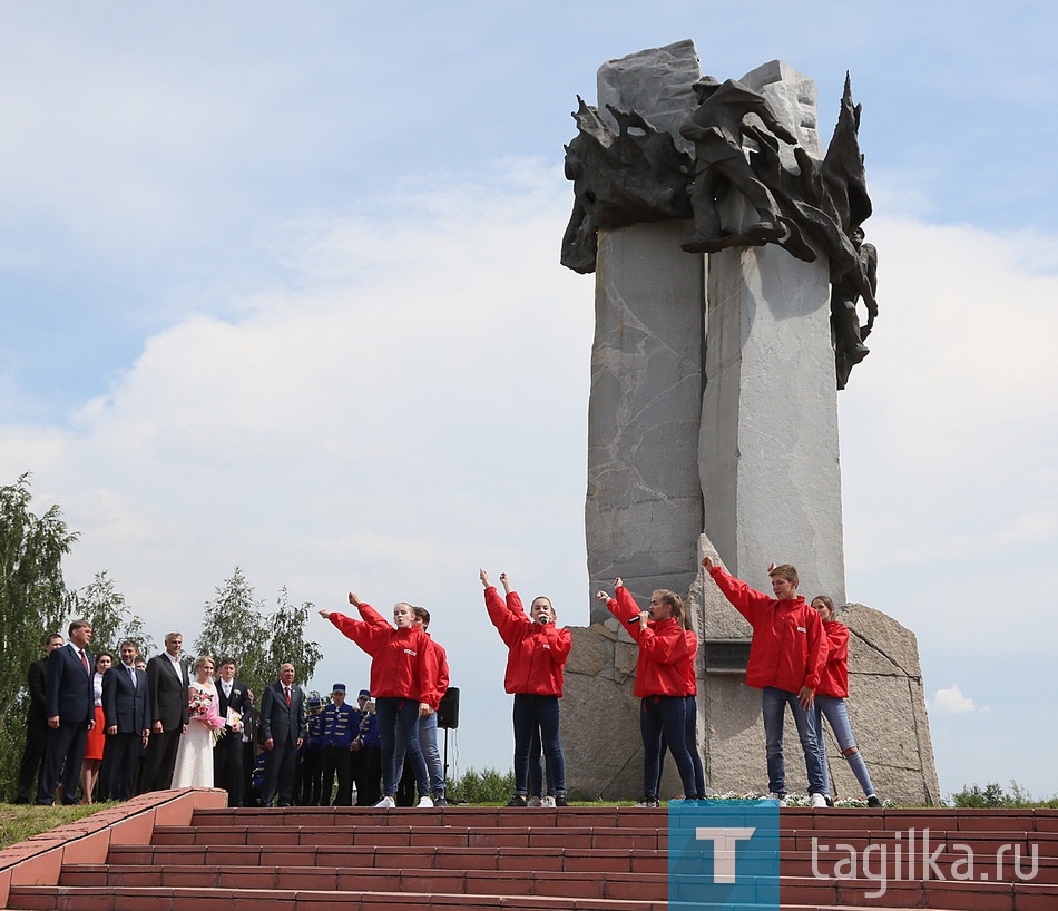 Тагильчане возложили цветы к мемориалу металлургов