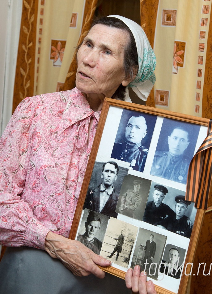 Дочь Алевтина с фотографиями фронтовиков.