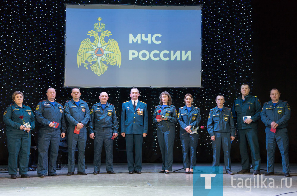 Владислав Пинаев наградил пожарных и поздравил их с наступающим профессиональным праздником
