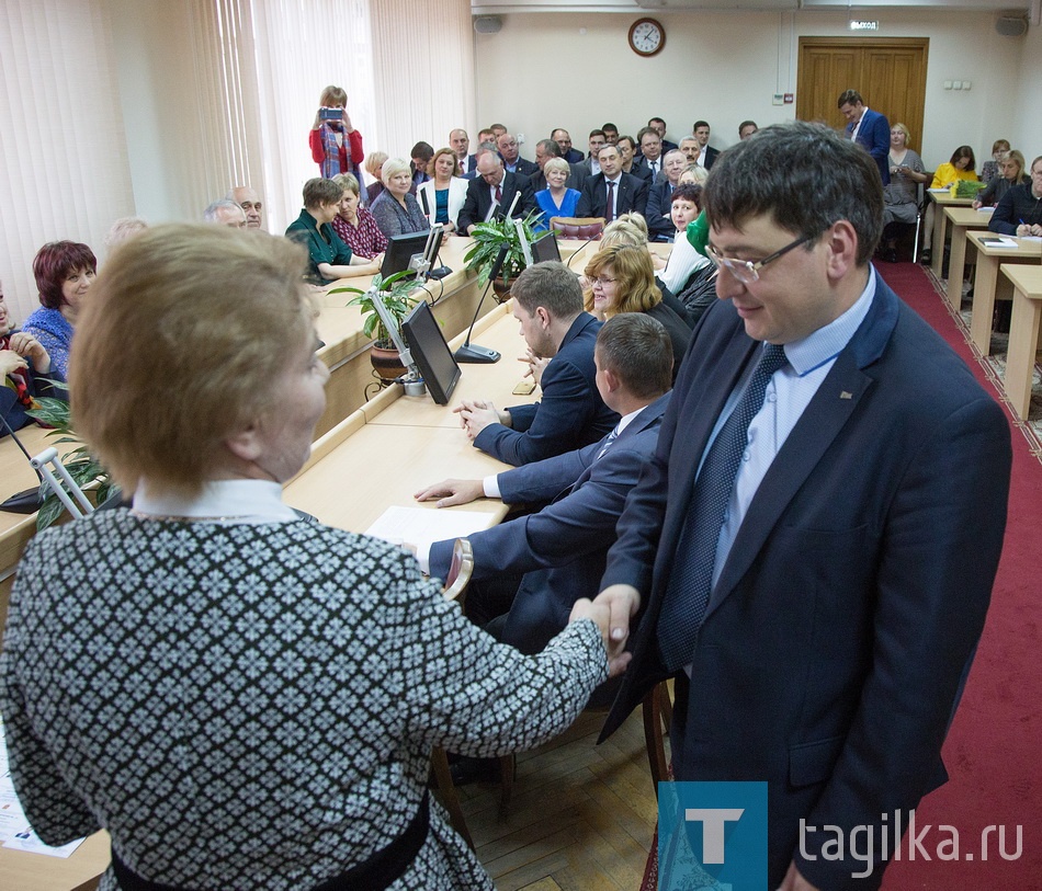 Вручение мандатов депутатам городской Думы города Нижнего Тагила