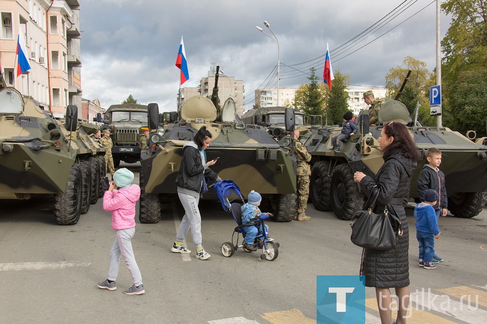 Все готово к началу прохождения военной техники по главной улице города