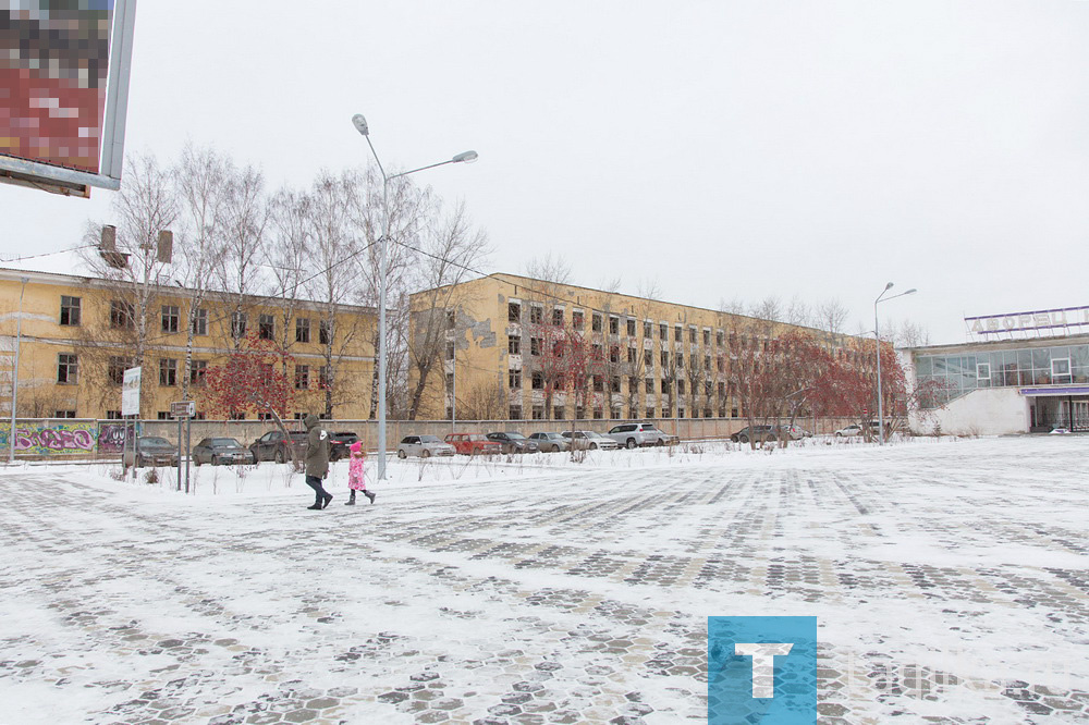 В Нижнем Тагиле приступили к сносу построек бывшей учебной части войск связи на Вые возле ДК «Юбилейный».
Первоначально объект принадлежал Министерству обороны, которое в 2012 году передало его региональным властям. На сегодняшний день права собственности принадлежат муниципалитету.
В июле этого года глава города Владислав Пинаев подписал постановление о демонтаже строений на основании «комиссионного обследования технического состояния конструктивных элементов зданий».
На территории военного городка находилось 13 зданий, две казармы, учебный корпус, столовая, магазин, котельная, банно-прачечный комплекс, КПП, два овощехранилища, кинопрокатный пункт, склад и гараж. Общая площадь участка около 50 тысяч кв. м.
В управлении городским хозяйством сообщили, что администрация города работает с компанией ООО «Омега», снос будет осуществляться поэтапно.
В планах мэрии построить на этом месте детский сад и физкультурно-оздоровительный комплекс, уточнили в пресс-службе мэрии.
Напомним, военный городок был построен в 1950–1960-х годах. Учебная часть войск связи была расформирована в 2009 году.

Владимир СОНИН.
ФОТО СЕРГЕЯ КАЗАНЦЕВА.