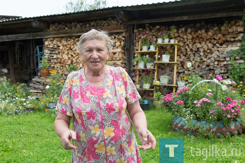 А это дом на Советской. У хозяйки Тамары Веревкиной около 60 разновидностей цветов, и ими 

заняты даже старые чайники, кружки, корзины, кухонная плита… В итоге появилась во дворе летняя цветущая кухня.