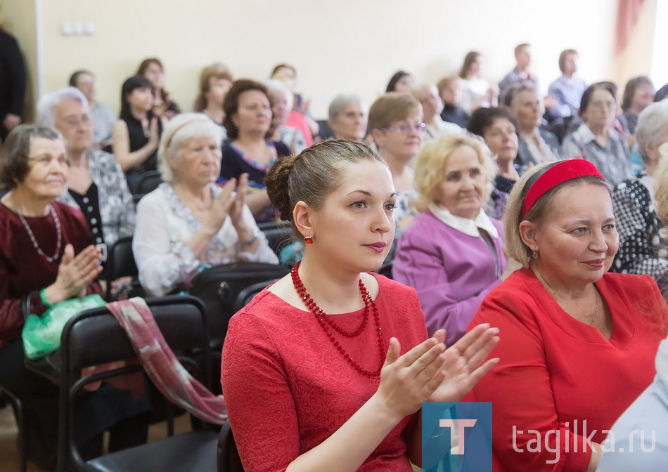 Каждое выступление, будь это песенка про снег в исполнении педагога школы № 9 Любови Кирилловой, песни о родине и звездном лете в исполнении педагога дополнительного образования гимназии № 86 Ольги Митько и ее сына-школьника Владимира, или оптимистичная, жизнеутверждающая «Это весна!» от педагога школы № 5 Ирины Отт, было для зрителей настоящим поэтическим и музыкальным подарком и создавало, как по кирпичику, невероятно душевную атмосферу в зале.