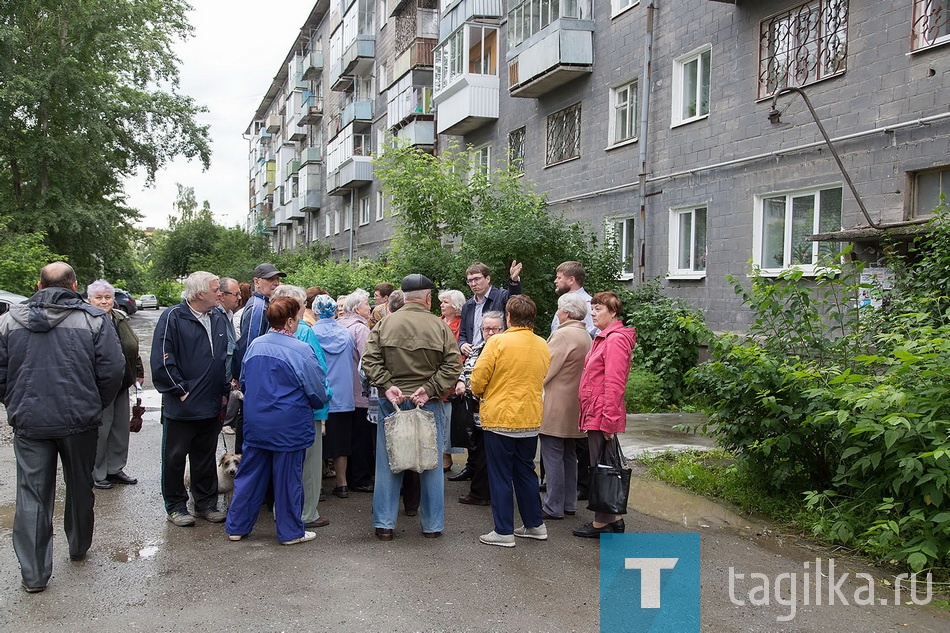 Жители улицы Аганичева пообщались с Сергеем Носовым и Вячеславом Малых