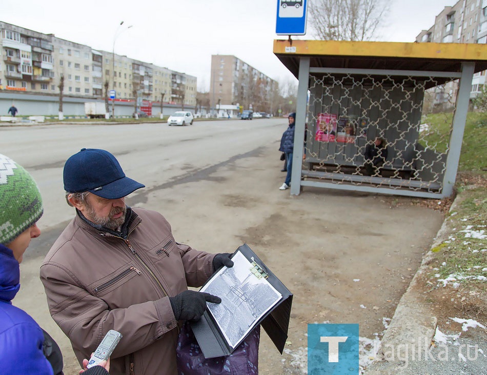 Пенсионер пытался доказать, что это не просто его блажь. На другой стороне улицы начинается дорога, ведущая к почте, магазинам, школе и детским клубам. Неудивительно, что именно в этом месте пешеходов, нарушающих правила дорожного движения, всегда было много. Проезжая часть широкая, четыре полосы, рядом поворот: попасть под колеса проще простого.
- Не для себя просил, для людей, - поясняет Александр Брагин. – У супермаркета на нашей улице сделали переход, хотя перекресток совсем рядом. Значит, бывают исключения из правил.
