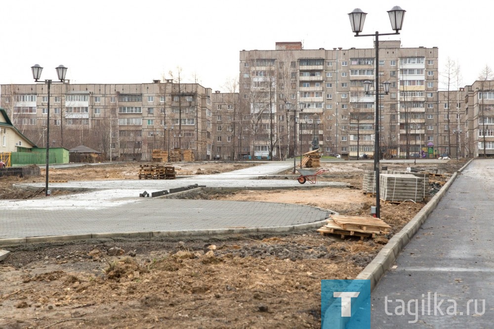 Когда-то вокруг памятника был пустырь, теперь площадь и дорожки выложены плиткой, установлены красивые фонари. 

Территория позволяет проводить здесь митинги и линейки, а жителям окрестных домов можно совершать длительные прогулки и пробежки. 

Заасфальтированы все дороги, ведущие к парку. 

Началась облицовка памятника гранитной плиткой. 

Весной завезут плодородный грунт, посеют траву, высадят кустарники и деревья.

Татьяна Шарыгина
Фото Сергея Казанцева