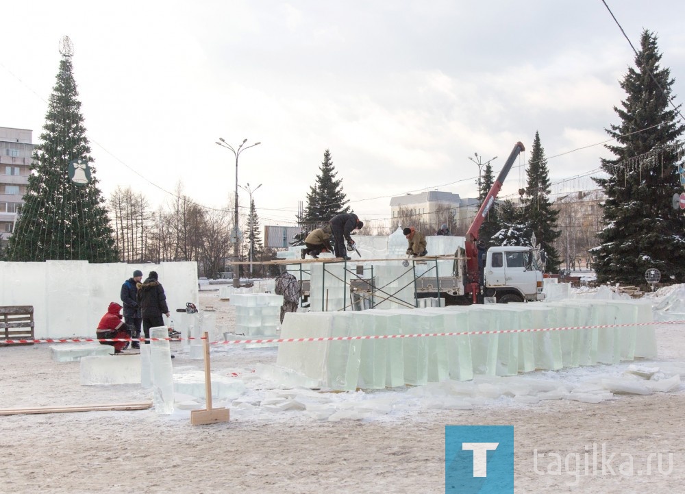 В этом году ледовый городок будет больше и красивее, чем раньше.
Его общая площадь – 50 тысяч квадратных метров. Скульптуры
и горки расположатся на Театральной площади, в сквере
за драматическим театром и на площади КДК «Современник» 