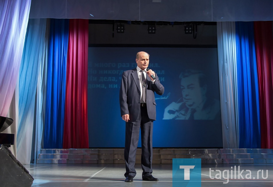 Президент Торгово-промышленной палаты Нижнего Тагила Борис Соколов рассказал собравшимся, что ему посчастливилось лично общаться с Евгением Михайловичем, грандиозным профессионалом и просто хорошим человеком. Он предложил собравшимся посмотреть документальный фильм о Примакове, созданный Торгово-промышленной палатой РФ, и презентовал десятитомник, в котором собраны статьи и исследования известного ученого, политика, министра иностранных дел и Председателя правительства РФ. Книги подарены администрации города.

