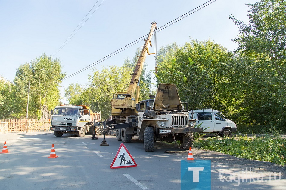Ремонт водовода на Кузнецкого.

Как мы уже сообщали, Водоканал, от-
ключив часть города от воды на 66 часов,
стремился использовать это время по
максимуму и выполнить на сетях Верх-
не-Выйского гидроузла те ремонты, ко-
торые невозможно проводить без оста-
новки водоснабжения.