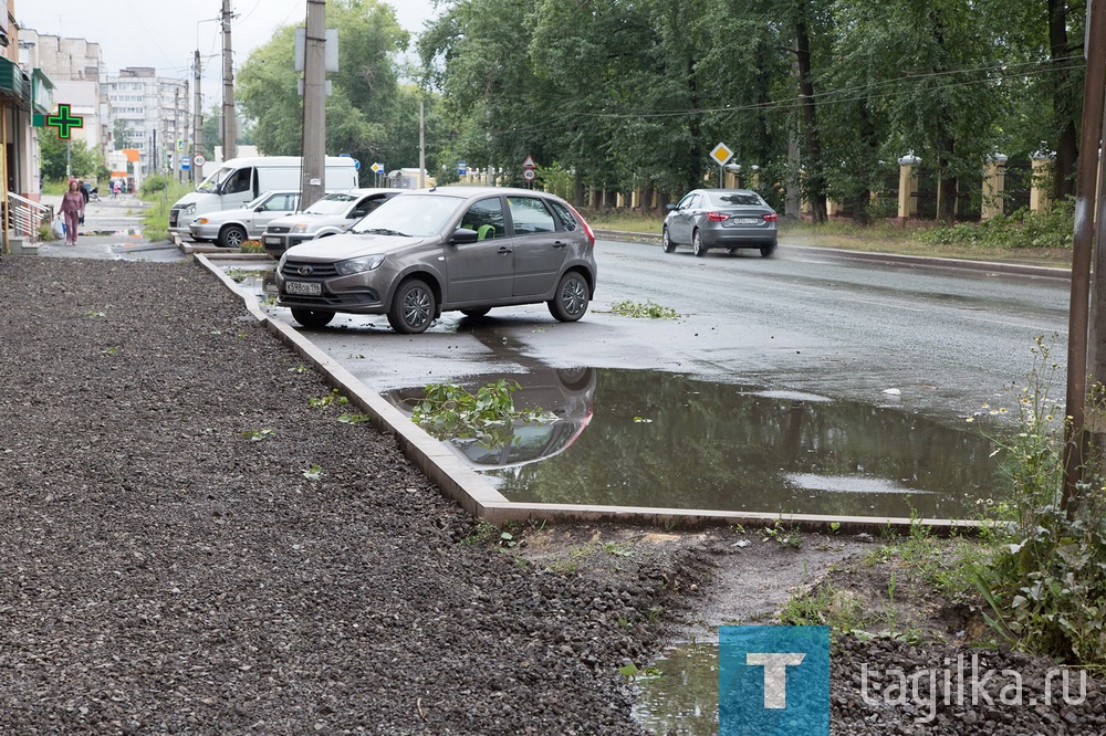 В Нижнем Тагиле на улице Металлургов поднимают уровень тротуара, который после дождей превращался в огромную лужу