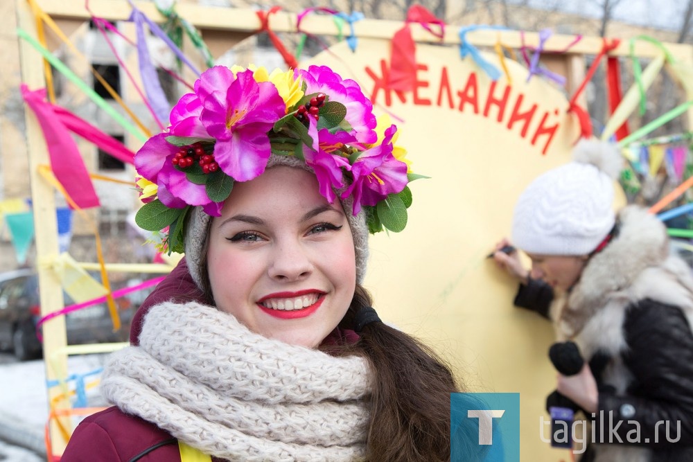 Установленный на площади «блин желаний» к концу дня был испещрен детскими и взрослыми почерками. Полюбопытствуем. Есть пожелания для себя лично и для целого мира. Кому-то очень нужен щенок или котик, а кто-то желает «еще раз стать бабушкой и в первый раз - прабабушкой». «Мира, добра»…«Чтобы мои родные жили вечно», «Чтобы Даша Щ. выздоровела». Вот и громкое «Хочу ЗАМУЖ!», а в центре фантастическое «Хочу на Марс!». Был и отзыв: «Мы с Вагонки, у вас здорово!»