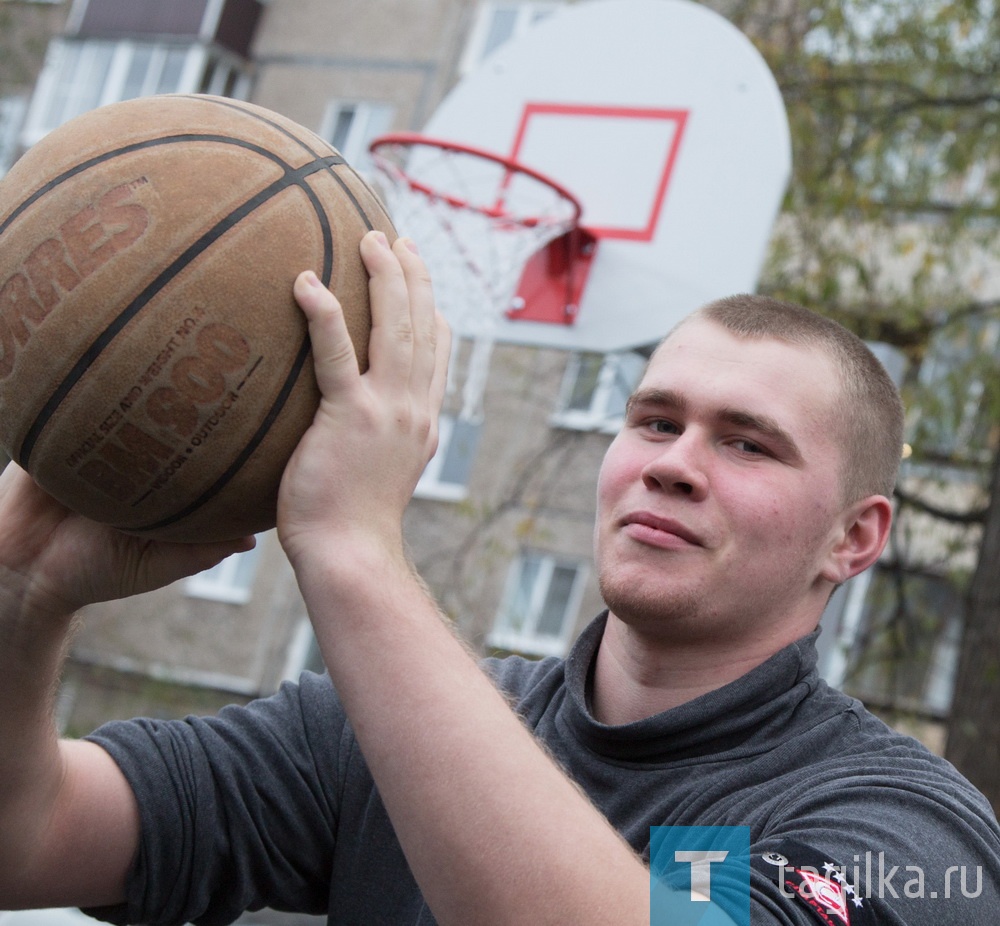 Кирилл Соседков.

Группа молодых людей 17-18 лет кучкуется на ровненькой асфальтированной  спортплощадке, бросают мяч в сетку:
- Площадка стала больше. Все красиво, все нравится, – говорит самый активный из ребят Кирилл Соседков. -  Брусья поставили, качелей больше стало. Тренажеры мы опробовали. Я хоккеист, зимой хожу на корт в «Мечту» на Лебяжинской,15, а летом предпочитаю футбол. И в этом дворе мы всегда любили гонять мяч. Как сейчас – не знаю, страшновато. Одно дело -  на траве коленки сшибать, другое -  на  асфальте. И фонари бы тут не помешали, хотя бы один-два. Живу в 37-м доме за столовой. У нас  тоже двор начали благоустраивать, но там футбольного поля не было. 
Благодарный за перемены Кирилл передал нам пожелание всех юных лебяжинских футболистов: где-то в микрорайоне все-таки должно быть удобное поле для игры. 

Ирина Петрова
Фото Сергея Казанцева