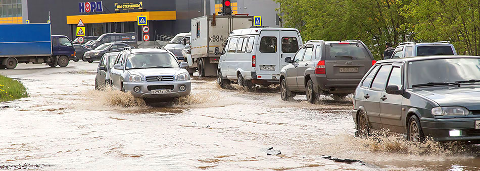 Перекресток Пархоменко и Серова ушел под воду