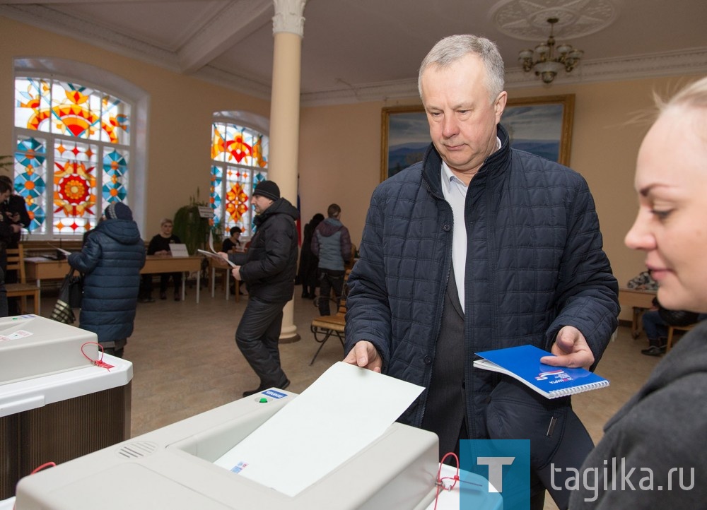Среди первопроходцев проголосовал тагильчанин-депутат Заксобрания Михаил Ершов.
- Сегодня день, который войдёт в историю. Посмотрите, сколько тагильчане уже с утра идут голосовать, отмечу, и молодежь.
