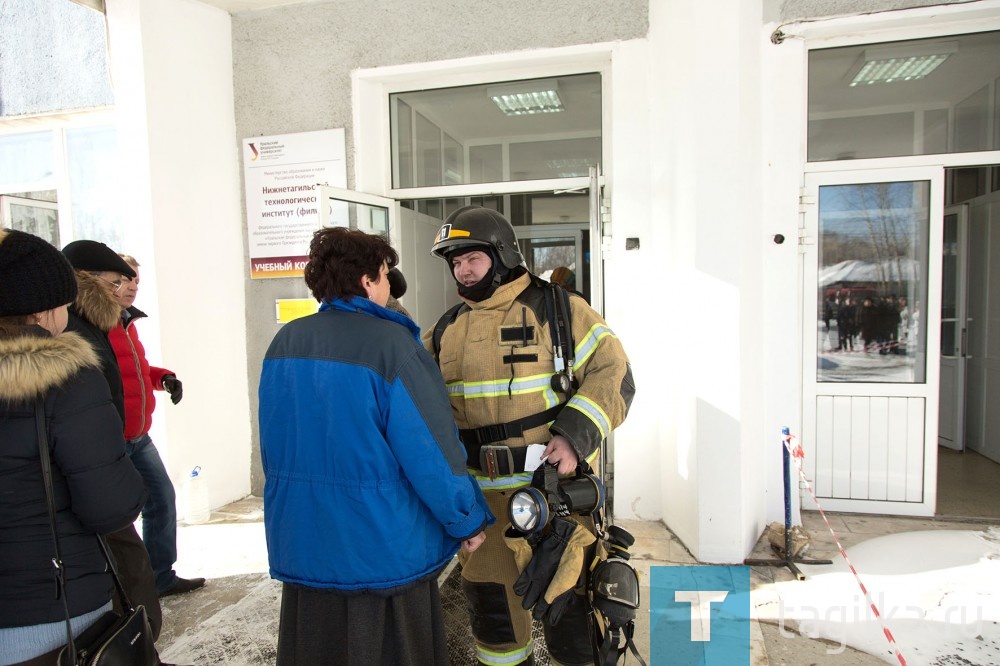 До прибытия специалистов сотрудниками учебного учреждения были эвакуированы 72 человека, в том числе 58 студентов. Пострадавших в результате пожара нет.
