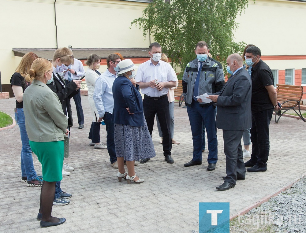 В Нижнем Тагиле продолжается благоустройство сквера советской скульптуры