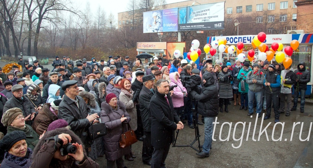 Открытие мемориальных досок на Комсомольской проходной НТМК