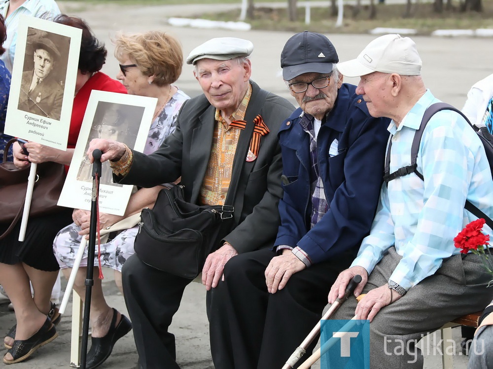 На площади ВМЗ у памятника работникам, павшим в годы войны, состоялся митинг, посвященный Дню Победы