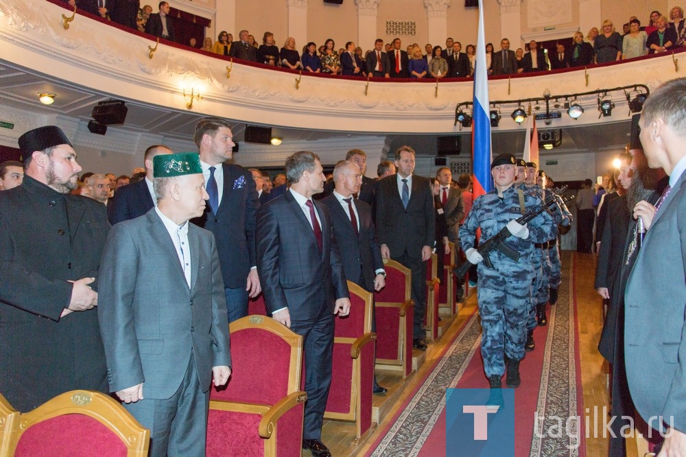 Сегодня в в драматическом театре Владислав Пинаев принес присягу на специальном экземпляре Устава города. 

Он торжественно обещал справедливо и беспристрастно осуществлять предоставленные ему полномочия, честно и добросовестно исполнять свои обязанности, прилагая все силы и способности на благо жителей Нижнего Тагила.

15 октября на заседании городской думы депутаты единогласно приняли решение об избрании Владислава Пинаева на должность мэра.
