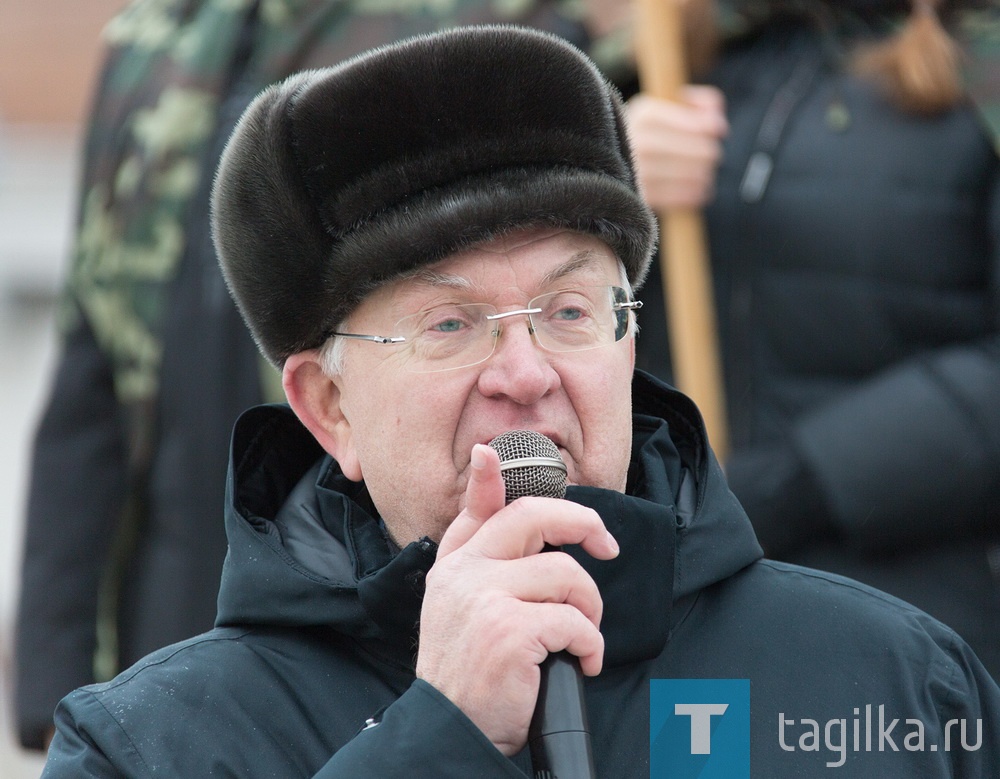 К собравшимся с поздравлением обратились председатель городского совета ветеранов Владимир Свистунов и полный кавалер ордена Трудовой Славы Валентина Шерсткова. Они призвали помнить не только о тех, кто был отмечен наградами, но и о тех, кто своим добросовестным трудом принес славу Нижнему Тагилу. «Чтобы стать героем не надо делать ничего сверхъестественного, нужно просто любить свое дело, свой город, людей вокруг, и жить ради этого, - отметила Валентина Яковлевна. – У каждого поколения своя ноша, но именно это качество помогает нам развивать Нижний Тагил».

«Подвиг рождается только там, где есть любовь, любовь, которая помогает свою жизнь отдать за того, кто рядом, - поддержал ветерана труда епископ Нижнетагильский и Невьянский Евгений. – Дорогие ребята, дорогие взрослые, давайте учиться любить. И кому-то Бог даст эту любовь воплотить в подвиге трудовом, боевом, семейном. Поздравляю вас с праздником и желаю всем стать настоящими героями».