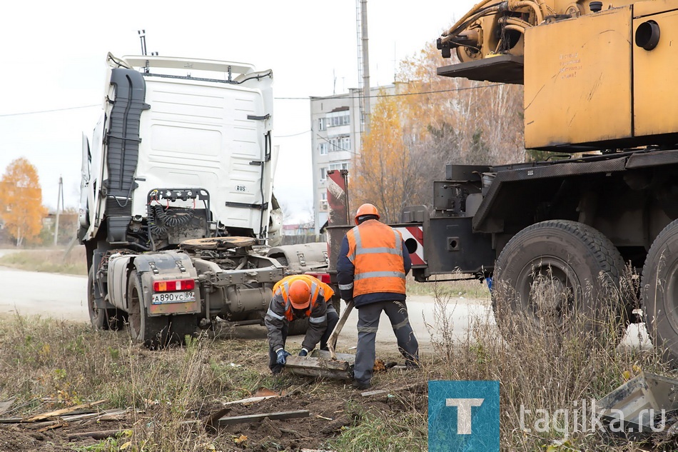 Тягач въехал в жилой дом.