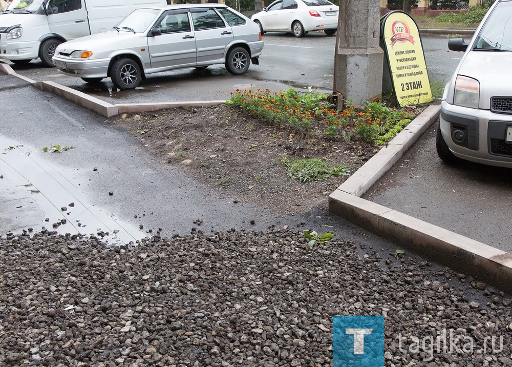 В Нижнем Тагиле на улице Металлургов поднимают уровень тротуара, который после дождей превращался в огромную лужу