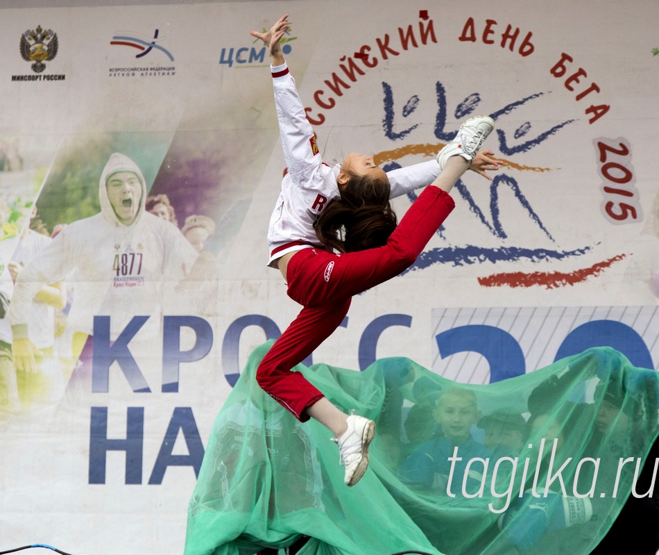 КРОСС НАЦИИ

«Кросс Нации» стал настоящим спортивным праздником. На площадке у историко-краеведческого музея была организована сцена. Показательные выступления продемонстрировали гимнастки, тхэквондисты, баскетболисты и волейболистки