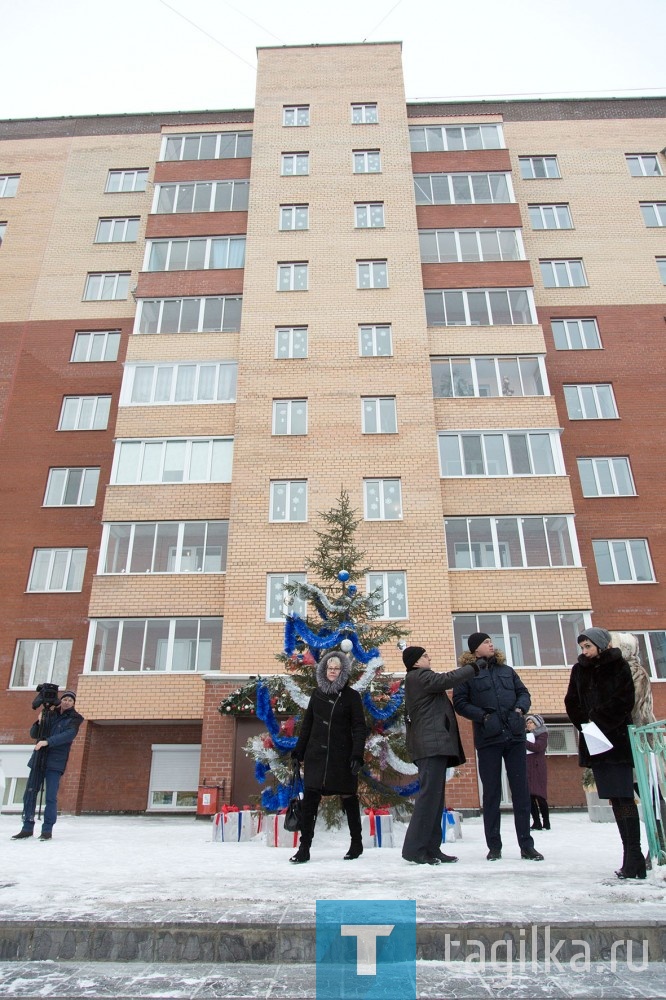 
Итоги зимнего этапа конкурса «Лучший двор, дом, подъезд» подвели в Нижнем Тагиле. 

Праздничное убранство и творческие идеи горожан комиссия оценивает девятый год подряд. Активность в этом соревновании часто зависит от количества выпавшего снега. Так было и в этот раз – заявок поступило лишь 20, в объезд включили семь адресов. 

Первое место заслуженно отдано дебютанту конкурса – новому дому №85 на Уральском проспекте. Жители собственными силами нарядили большую елку, построили горку для малышей, со вкусом украсили двор и подъезды, планируют организовать всеобщее веселье с хороводом и конкурсами. 

Во дворе на улице Красноармейской, 84а, которому досталось второе место, праздник уже состоялся. Но здесь над созданием новогодней атмосферы потрудилась управляющая компания - ЖЭУ Ермак. Сотрудники провели веселое шоу для детей из ближайшей школы и садика.

Третье место присудили двору на улице Юности, 14, 14б, где на залитых к конкурсу горках вовсю катается детвора. 

Кроме того комиссия решила наградить дипломом администрации города жителей домов №31 и 33 на улице Алтайской за лучшие новогодние игрушки, изготовленные своими руками.

Ирина Петрова
Фото Сергея Казанцева