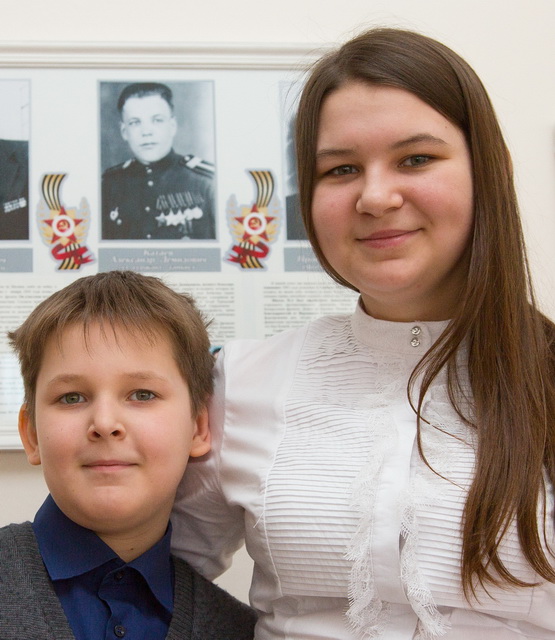 Прадедам от правнуков.
Полина Катаева с братом на фоне стенда , где помещена фотография их прадедушки.