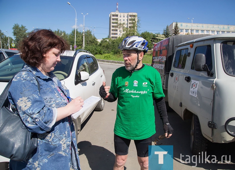 По словам руководителя группы Георгия Зорина, такие велопробеги в честь своего профессионального праздника сотрудники предприятия и его ветераны проводят каждый год. Это путешествие уже девятое. Руководство завода поддерживает инициативу, предоставляя машину сопровождения и материальную помощь, чтобы у велосипедистов была возможность путешествовать налегке, комфортно и безопасно организовывать стоянки на маршруте, без проблем посещать музеи в разных городах.