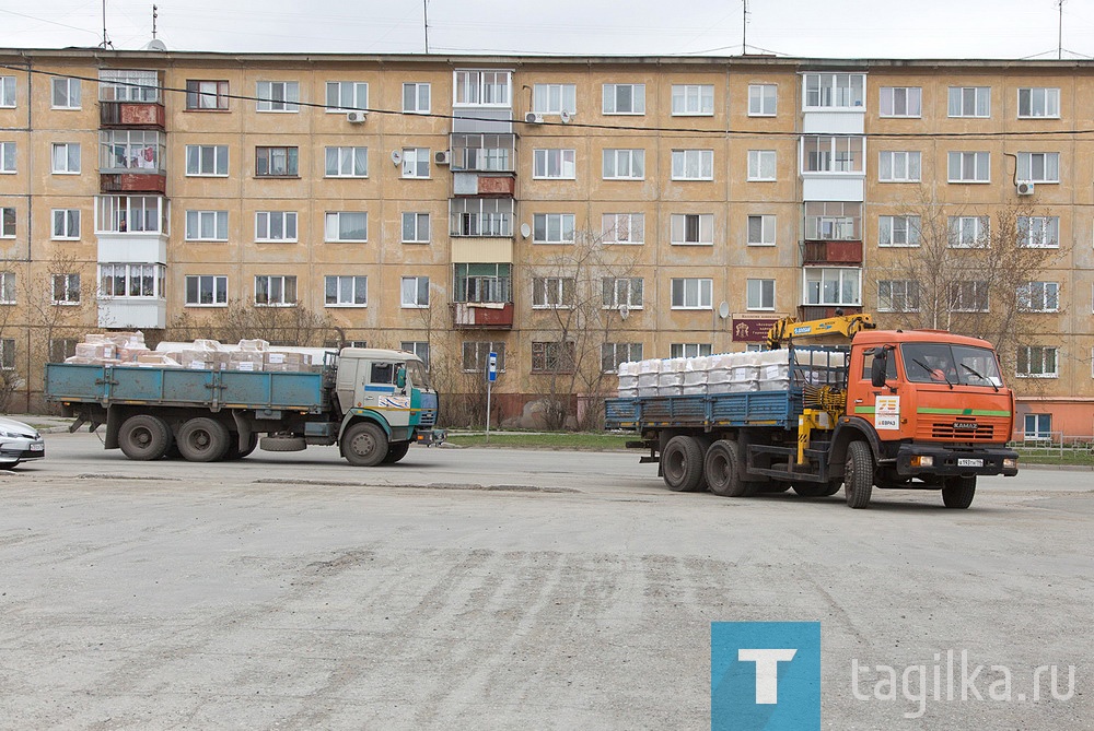 Два КамАЗа привезли необходимые для безопасности тагильчан средства в Городской Дворец молодежи. В автомобилях – 1,5 тысячи пятилитровых канистр с дезинфицирующей жидкостью, 375 тысяч одноразовых масок, 112,5 тысяч перчаток, 2250 защитных очков, столько же – одноразовых защитных костюмов, 64 пирометра – приборов для бесконтактного измерения температуры.

Все это богатство, а в сегодняшней ситуации именно так можно назвать средства индивидуальной защиты, в течение двух суток получат 10 медицинских учреждений Нижнего Тагила, включая станцию скорой помощи, Роспотребнадзор, полиция, управление городским хозяйством, служба заказчика, волонтеры, дежурные группы в дошкольных учреждениях, управления соцпрограмм и семейной политики, культуры, спорта, МУП «Тагильский трамвай».
