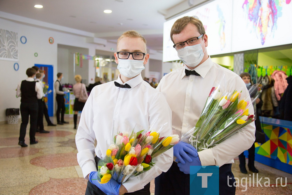 Сегодня в Нижнетагильском государственном цирке прошло празднование Международного женского дня.

Тагильчанок с предстоящим праздником поздравил глава города Владислав Пинаев.

- Искренне рад, что у нас есть сегодня возможность встретитьсяв нашем великолепном цирке, - сказал Владислав Пинаев. - Хочу пожелать вам здоровья, всего самого наилучшего.

В зрительном зале собрались представительницы муниципальных учреждений, сферы образования, медики, общественных организаций.


 А на сцене - «Тагильские гармоники» со специальной программой из хитов отечественной эстрады.

Антон Исаев
Фото Сергея Казанцева