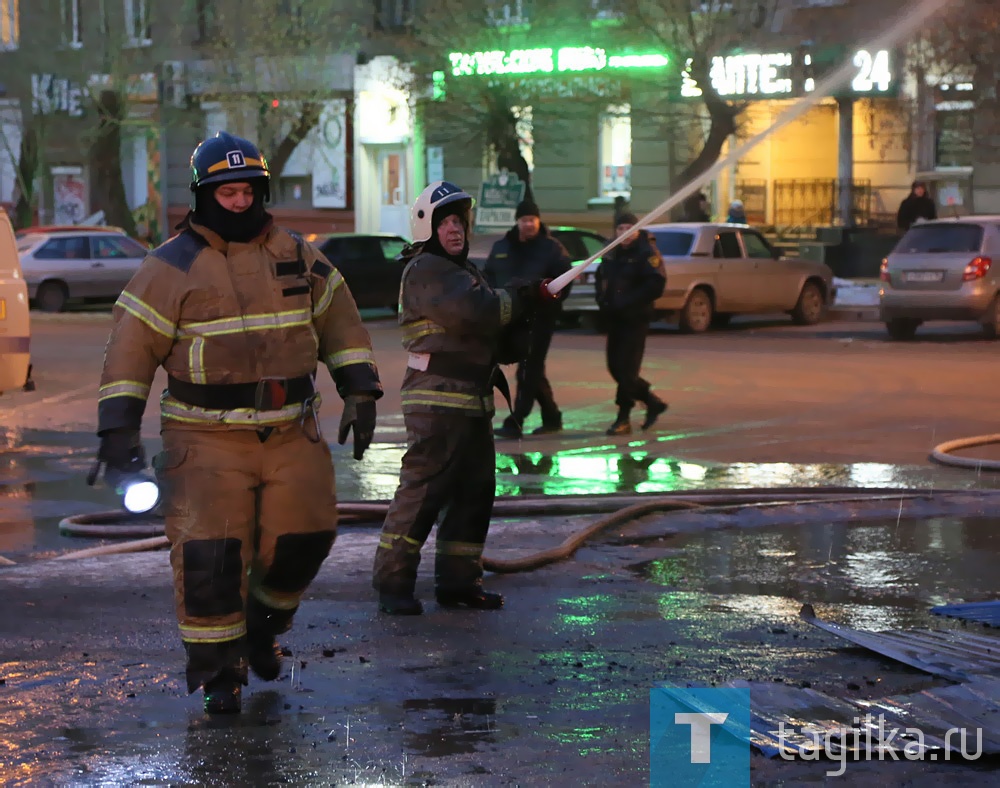 Пятница, 13-е. В Нижнем Тагиле около вокзала горит павильон