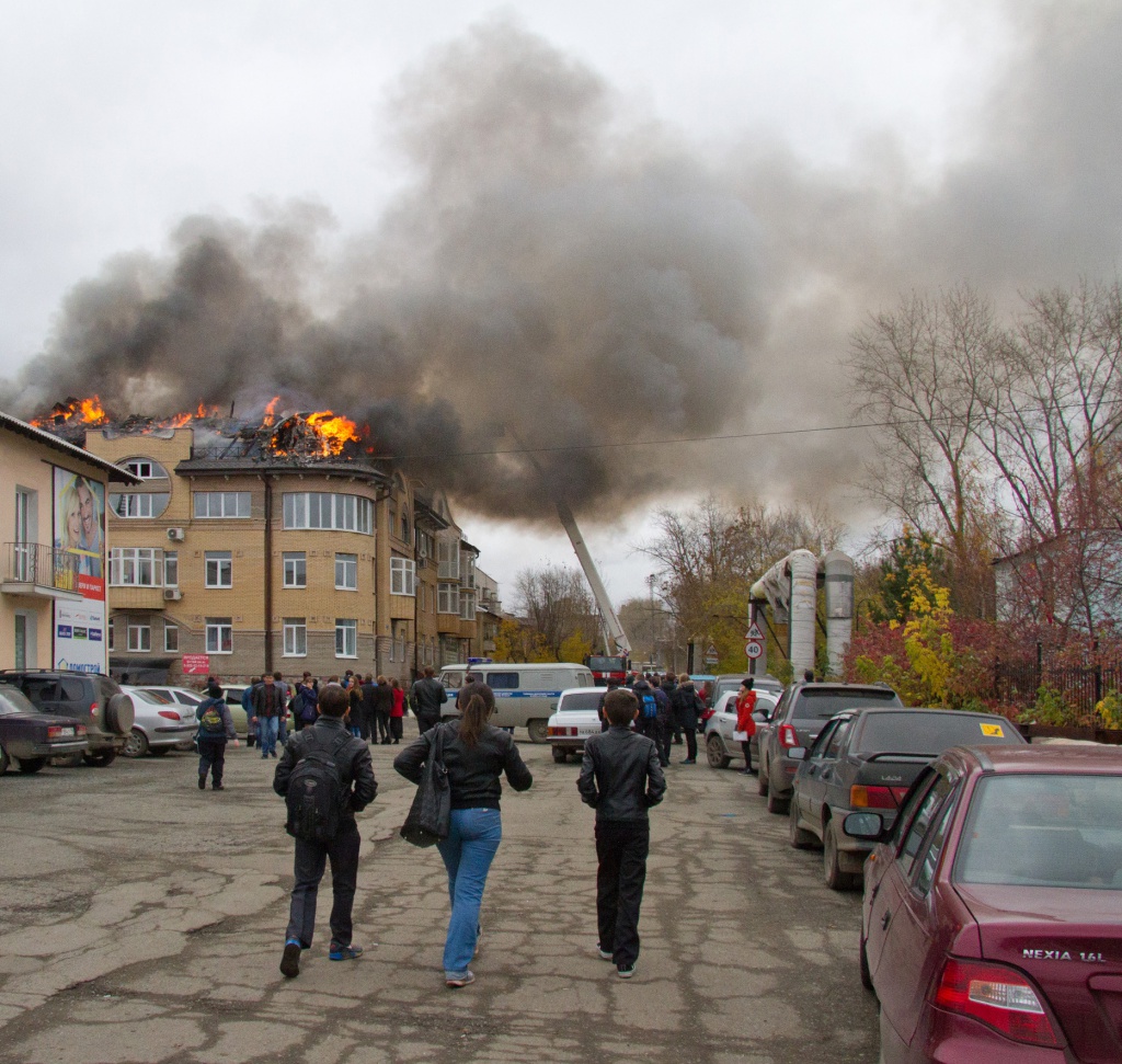 Зеваки спешат поглазеть