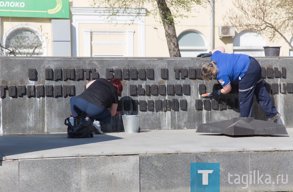 Сотрудники ВГОКа привели в порядок памятник погибшим горнякам