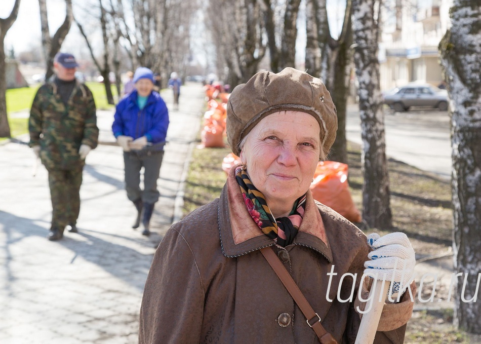 Ветераны вышли на субботник!