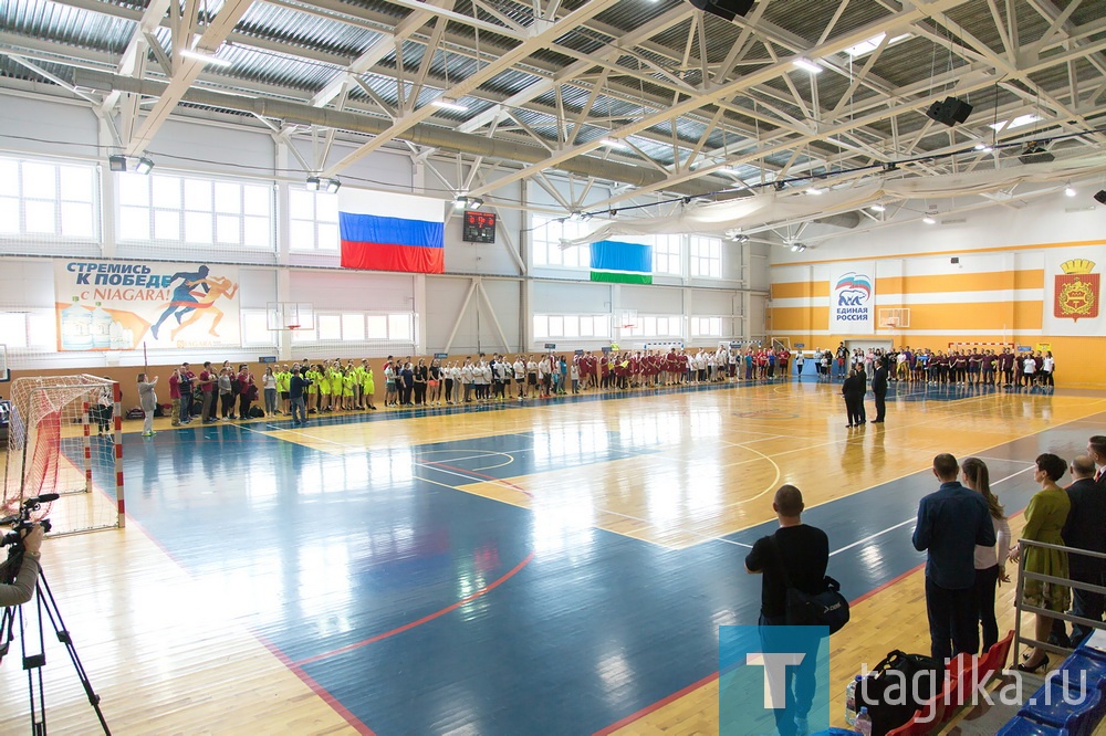 В ФОК «Президентский» сегодня проходит восьмая Театралиада – олимпиада театральных деятелей.

Соревнуются сотрудники театров и воспитанники театральных учебных заведений городов Свердловской области. Нижний Тагил представляют коллективы драматического театра и театра кукол.

