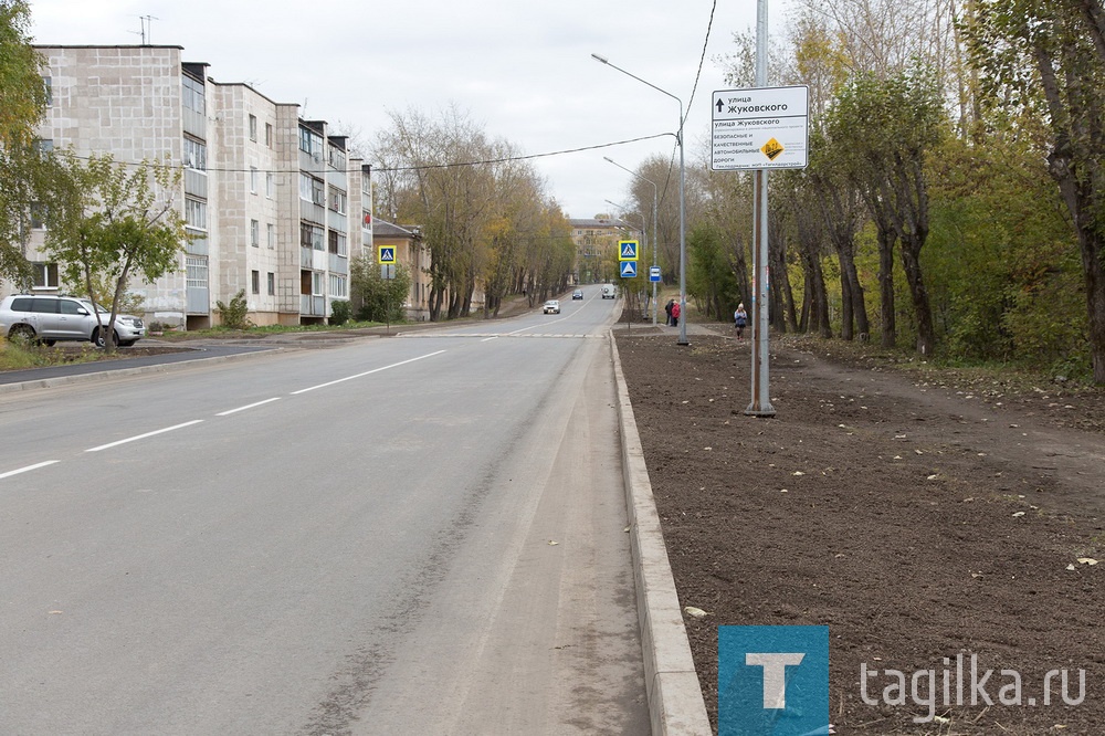 
Улица Жуковского на Красном камне долгое время была кошмаром автомобилистов.
Дорога давно стала почти не проезжей из-за разбитой брусчатки.
Транспорт, в том числе и общественный, передвигался с минимальной скоростью.
После ремонта в рамках нацпроекта "Безопасные и качественные автомобильные дороги" брусчатка ушла в историю: дорога современная, заасфальтированная,  ровная.
Брусчатку не убирали, поверх уложили выравнивающий слой, затем - асфальт.
Такое основание увеличит прочность дороги, считают специалисты.
Успешно решен вопрос с отведением воды, она не будет скапливаться на перекрестке с Береговой-Краснокаменской.
Тем не менее, комиссия обнаружила несколько незначительных недостатков. 
В частности, есть дефекты примыкания к другим дорогам и смещение бортового камня, оставлен строительный мусор.
Кроме того, необходимо обеспечить доступ к колодцам канализации. Жители сообщили, что несколько колодцев закатали, информацию проверят.
Работы вел МУП Тагилдорстрой, его директор Игорь Васильев заверил, что все замечания устранят в течение двух дней и представят фотографии.
После этого дорога будет считаться принятой в эксплуатацию.