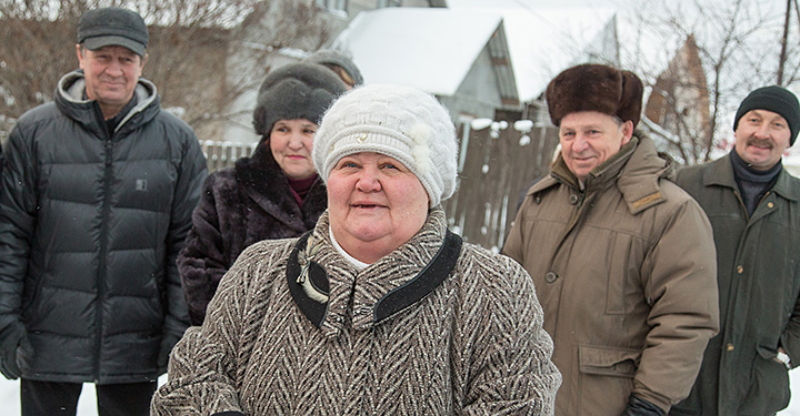 Студеная водица от «Константиныча» и «Татьяны»
Елена Георгиевна Соболева, старшая улицы Тургенева организует работу с детьми и подростками на спортивной площадке и наряду с 18 активистами ТОСа «Малая Кушва» была награждена благодарственным письмом главы города.