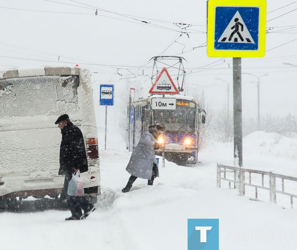 Сложнее всего приходилось пожилым людям на остановках общественного транспорта.

Ольга ПОЛЯКОВА.
ФОТО СЕРГЕЯ КАЗАНЦЕВА