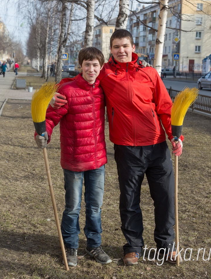 Будущие электрики взяли в руки лопаты

Около второго корпуса колледжа по улице Пархоменко трудились первокурсники Юрий Баландин и Илья Мотошков.