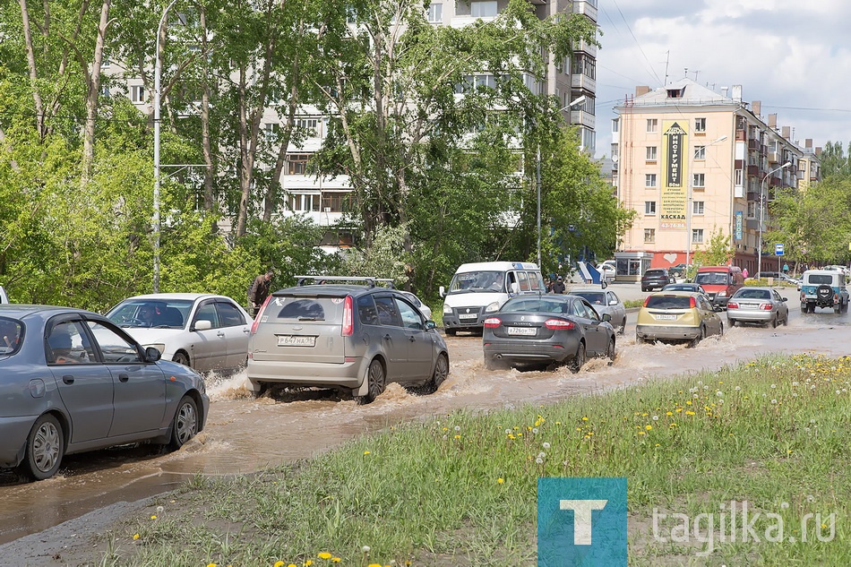 Перекресток Пархоменко и Серова ушел под воду